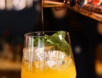  Polacy piją inaczej niż kiedyś: nie chcemy już „byle czego”. Ginnery Gin o tym, jak zmienia się polska kultura picia.