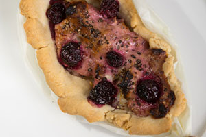 Nowy przepis Jarka Uścińskiego - zapiekana wędzona ryba z chrzanowym twarogiem żółtnicą oraz wiśniami.