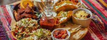 Polecana restauracja: Kawa i Chilli - Piwnica Meksykańska, Warszawa Restauracja mieści się w starej zabytkowej kamienicy w 